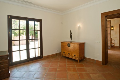 Bedroom with access to the garden